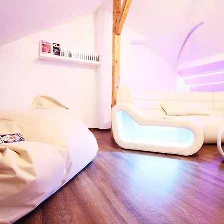 Space Loft Wohndesign Mit 2 Schlafzimmern L 450m Bis Uni דירה *